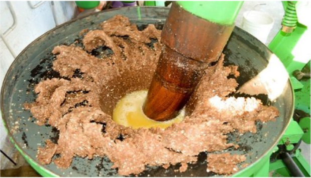 आता तुम्हाला प्रश्न पडला असेल तर लाकडी घालण्यात पाणी का वापरला जातो?,
best oil to eat for health,
What is cold press oil in marathi,
Cold Press Oil detaild information in marathi
कोल्ड प्रेस्ड ऑइल तेल म्हणजे काय ? आणि कोणते ऑइल खाण्यासाठी योग्य आहे ?, सविस्तर माहिती.
कोल्ड प्रेस ओईल तेल म्हणजे काय?
लाकडी तेल गाण्याचे तेल थंड निघत नाही! लाकडी तेलघाणा सविस्तर माहिती:
आता तुम्हाला प्रश्न पडला असेल तर लाकडी घालण्यात पाणी का वापरला जातो?
कोणते खाद्यतेल खाण्यासाठी योग्य आहे? कोणते कोल्ड प्रेस खाण्यासाठी योग्य आहे?
आता हे कोल्ड प्रेस ऑइल तेल आपण घरच्या घरी काढायचे कसे?
फूड ग्रेड मटरेल म्हणजे काय? कोल्ड प्रेस ओईल तेलघाणा फूड ग्रेड मटेरियलचा का असावा?
हॉट प्रेस ओईल मशीन आणि कोल्ड प्रेस ऑइल मशीन:
लाकडी तेलघाणा किंवा घरगुती तेलघाणा मशीन | लाकडी तेलघाणा आणि कोल्ड प्रेस ऑइल मशीन